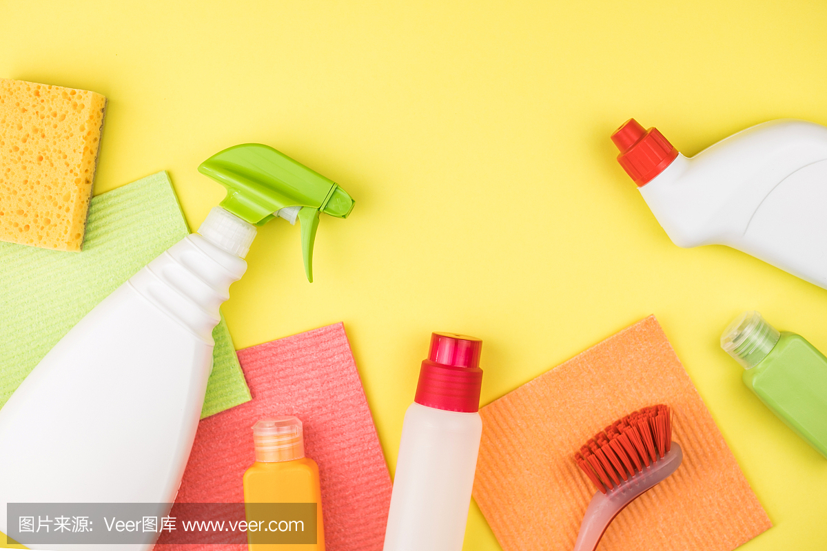 家用清潔產品是黃色的背景。